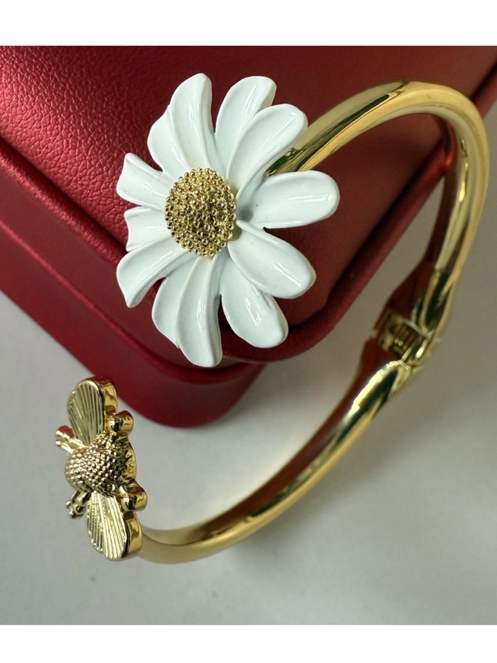 🐝 Gold Bee 🐝 and 🌼 White Daisy🌼 Gold Bangle Bracelet.